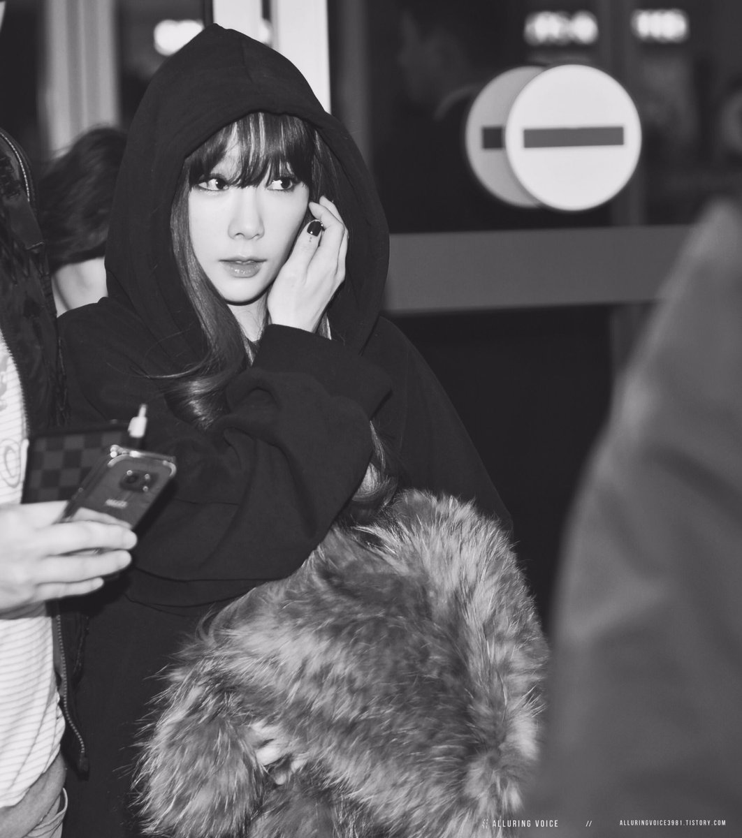 [PIC][03-12-2016]TaeYeon trở về Hàn Quốc vào sáng sớm nay Cy17ZqIUUAAyEUl