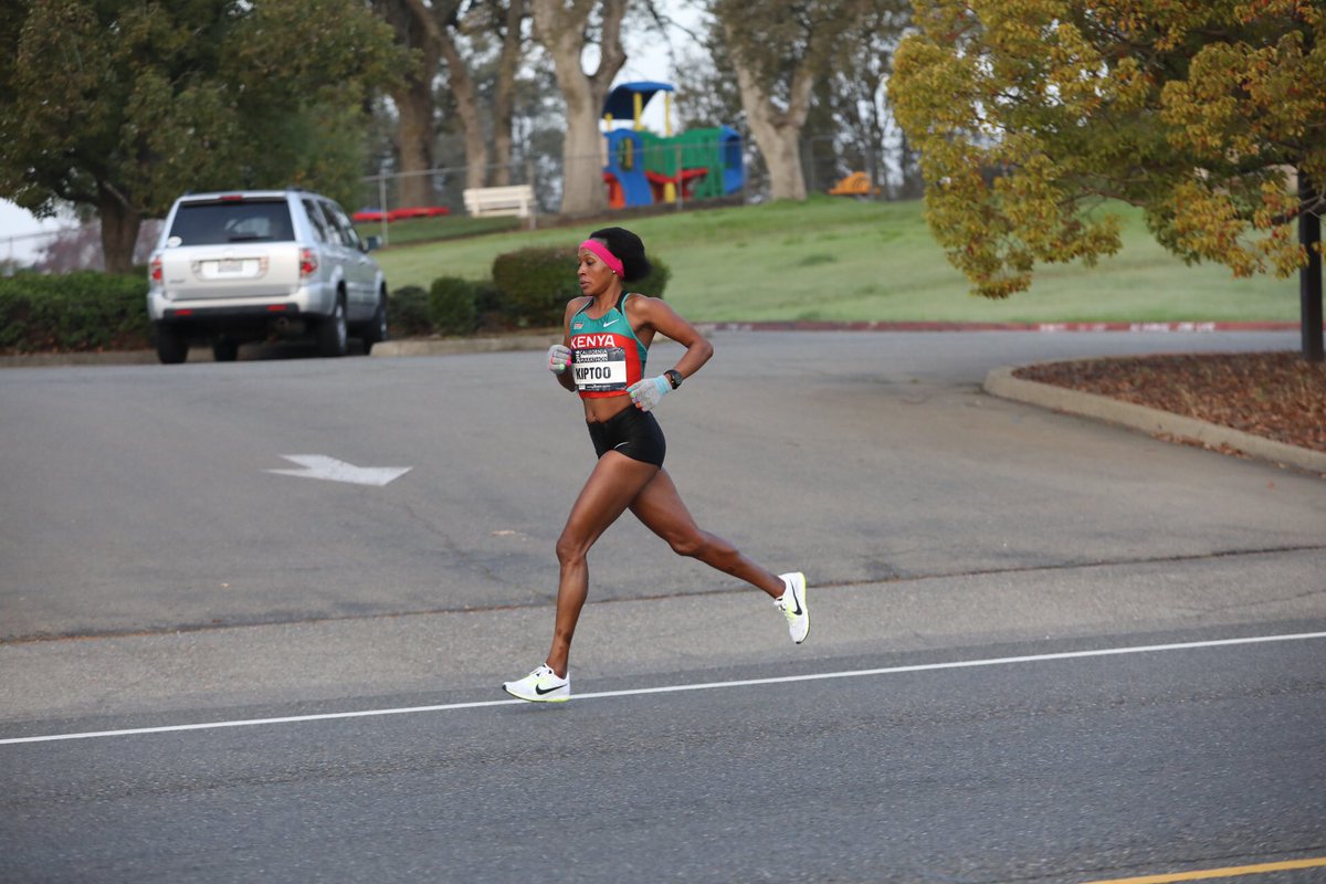 runSRA_CIM's tweet photo. Sarah Kiptoo is leading the elite women's field 38:56 at 7 miles #runCIM https://t.co/HAmgHmuYeV