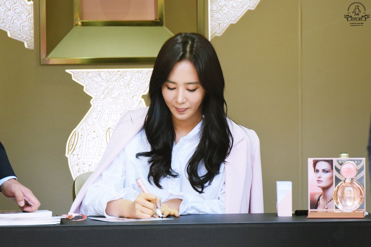 [PIC][09-10-2016]Yuri tham dự buổi Fansign thứ 2 cho thương hiệu nước hoa "BVLGARI Rose Goldea" tại Myeongdong Lotte Duty Free vào chiều nay - Page 4 Cy193tpUcAAK1rD