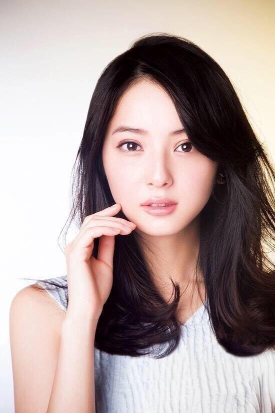 佐々木希の愛用コスメ特集 ハリやツヤを維持をするお手軽アイテムをご紹介 芸能コスメ 紹介サイト
