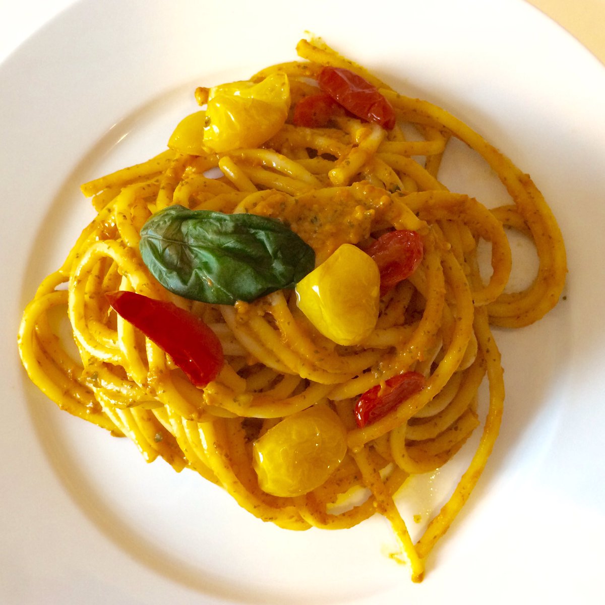 camilloaddis's tweet photo. @tommasomelilli piccola variazione con bucatini e pomodorini gialli e rossi. Deliziosa #tovagliette https://t.co/XXFp2nWzgp