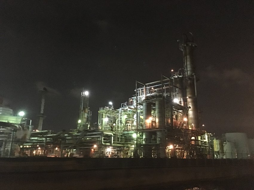 今夜のブログ更新は工場夜景に言った時からの話です(^^)イルミネーションよりきれいでした❤イルミネーション季節なので、ちょうどいいかもしれません。行っておすすめします!