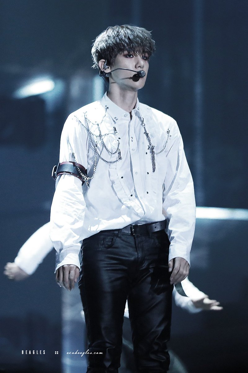 bestofbyunbaek's tweet photo. those leather pants 🌚 https://t.co/eXrA6sUy0D