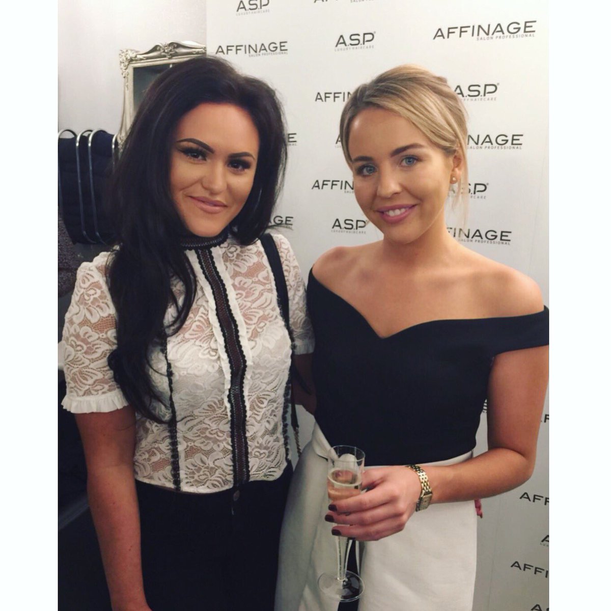 kizzysmakeup's tweet photo. Great night @Monroehair1 last night ๐ @LydiaRoseBright #mua #workdoo https://t.co/b2aRfJiMoP