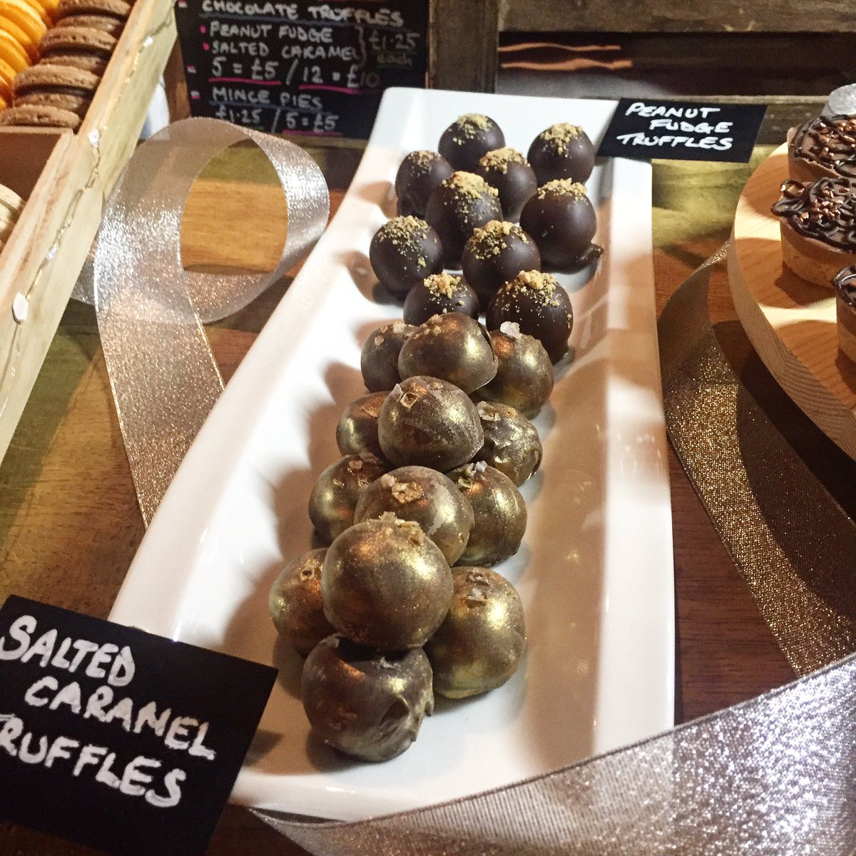 pinchofthisuk's tweet photo. Come &amp; get some tasty treats for #December @KewMarket 😊🎁 we're here till 3pm! #truffles #macarons #pastries ⭐️🎄#Xmas #richmond #kew #london https://t.co/2azK3HuxlY