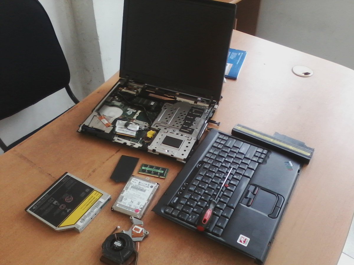 Thilinadias1's tweet image. It's IBM RB 50 P4 laptop which is manufactured in 2004...and its still working..How brilliant is that??#1GBRAMRadeonVGA
#PracticalTime
@IDM