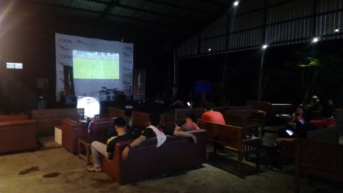 MIsUngaran's tweet photo. Kuyyy venue udah siap diangetin neehh Mads.. 🔴⚫👊
#MilanCrotone 
#MilanDay https://t.co/JpLqoES2lB
