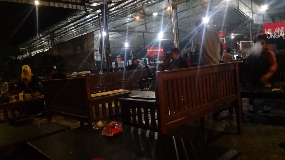 Kuyyy venue udah siap diangetin neehh Mads.. 🔴⚫👊
#MilanCrotone 
#MilanDay