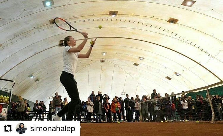 HalepBand's tweet photo. @Simona_Halep via IG :)
*Loved #KidsDay today! #kids #tennis #greatsport #love* https://t.co/LHxIFBwa5T