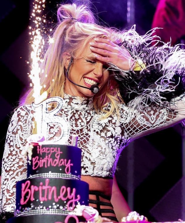 BritArmyUpdates's tweet photo. She looks so adorable 😍 https://t.co/soFIEuRxPZ