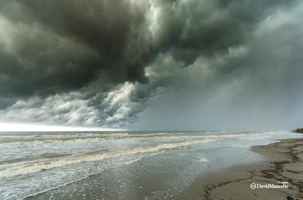 objtormentas's tweet photo. Cielo en Marbella hace un par de horas #trombaMLG #Inundaciones https://t.co/Ptr5R7LN3u