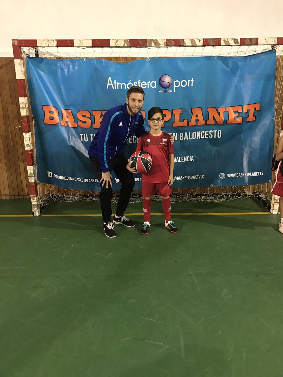 BASKETERESIANAS's tweet photo. Viernes 2. PRESENTACIÓN CDT! 8 equipos d basket casi 100 niños/as @fbcv_es 
 @BasketPlanetVLC Gracias x cedernos material xa rifa benéfica! https://t.co/a3sclnUfs8