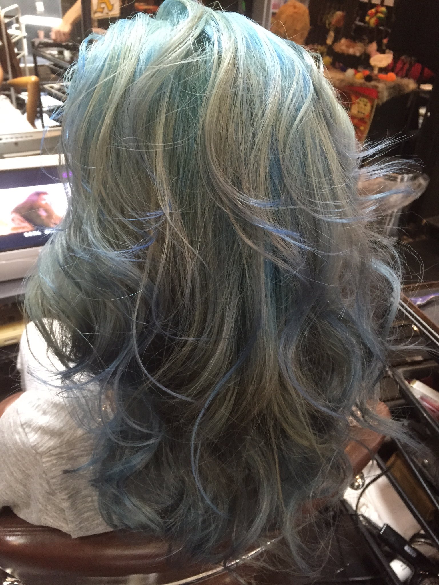 みきすけ アッシュと水色が混ざった淡カラー ブリーチは2回です 派手髪 ヘアカラー T Co M4ctegilkz Twitter