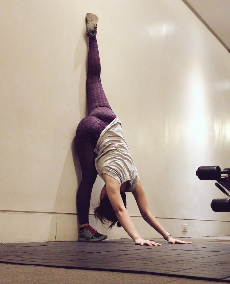 jonamsantos's tweet photo. Feeling stiff for a couple of days now. So i had a lil playtime #yoga #namaste #stretch2016 #bepresent https://t.co/XQcZeObNEq
