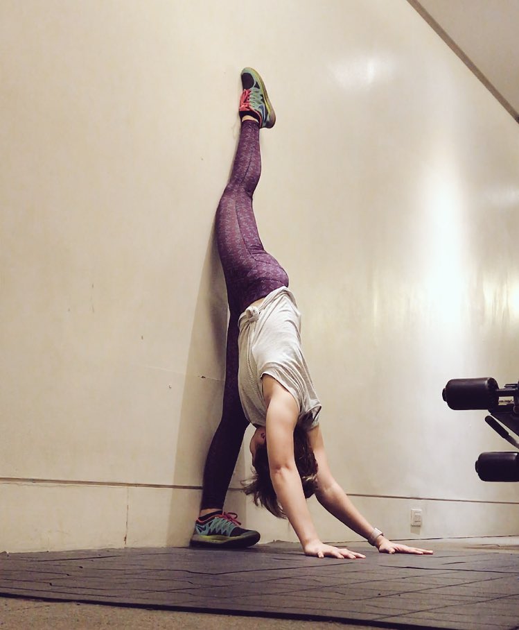 jonamsantos's tweet photo. Feeling stiff for a couple of days now. So i had a lil playtime #yoga #namaste #stretch2016 #bepresent https://t.co/XQcZeObNEq
