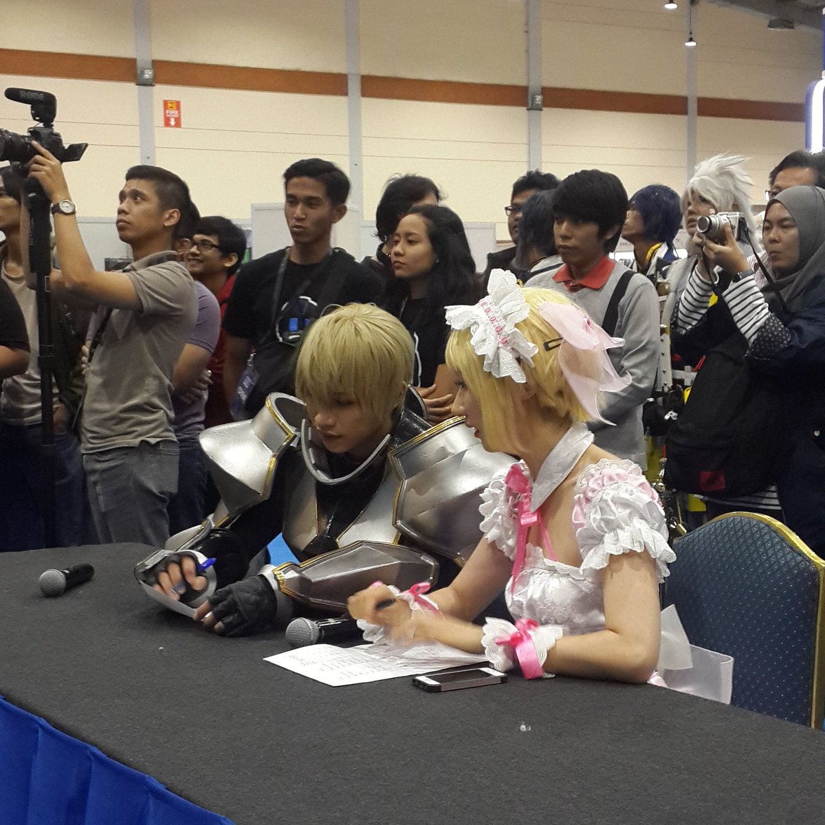 Colonycoid's tweet photo. Rian CYD and Saida are ready to see the Cosplay Competition

#CCM #ColonyCollectionMarket #cosplay https://t.co/ydhaZX1xSM