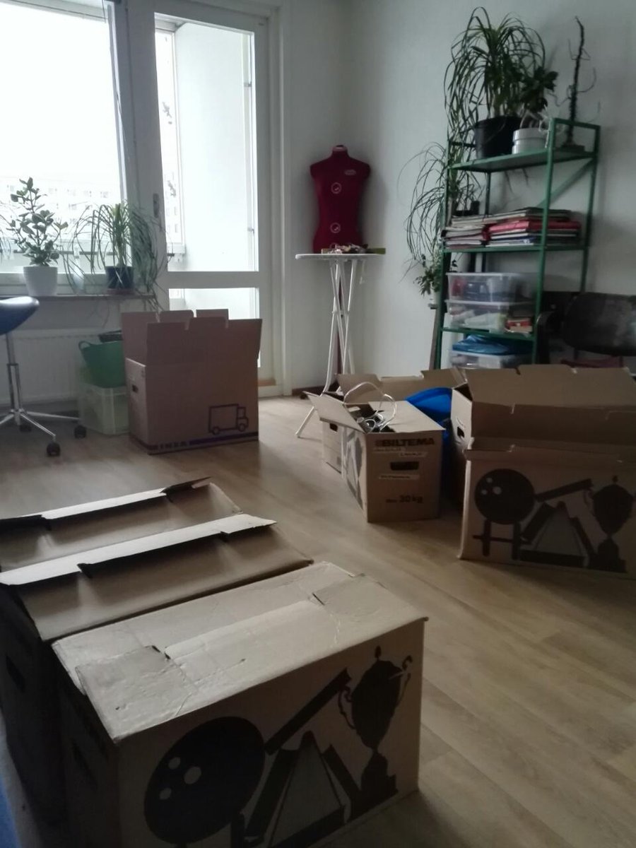 donimotrix's tweet photo. Moving, man's best friend. I've lived here for 1,5 months and it's still crap. Also: curtains are hard. https://t.co/IO5WlWJOTl