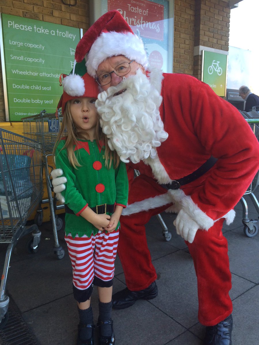 RachelGardnerRA's tweet image. That moment when you're going about your own elf business &amp;amp; you bump into your boss! #awkward #elfproblems