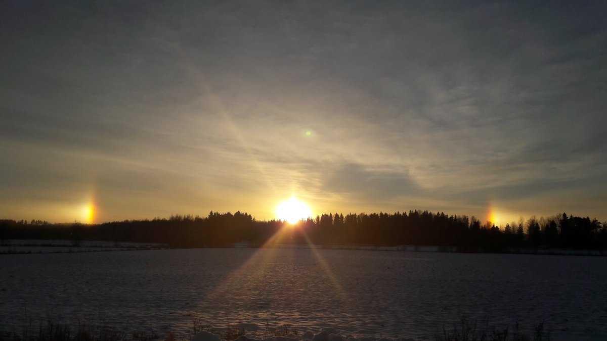 KurkaaP's tweet photo. Joskus sentään ripaus valoakin... #haloilmiö #hamina #joulukuu https://t.co/bHDbewoR0O