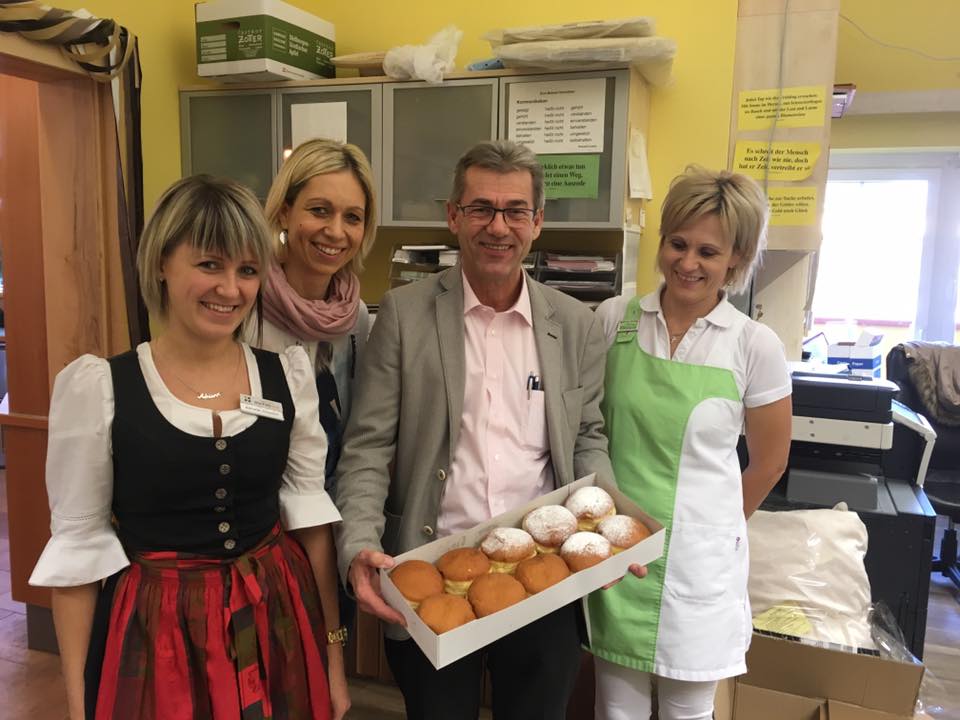 Puchas_Plus's tweet photo. Eine nette Geste,Herr Puchas hat dem gesamten Team köstliche Krapfen  mitgebracht - da gönnten wir uns eine wohlverdiente Pause,vielen Dank https://t.co/GMBEPtNloa