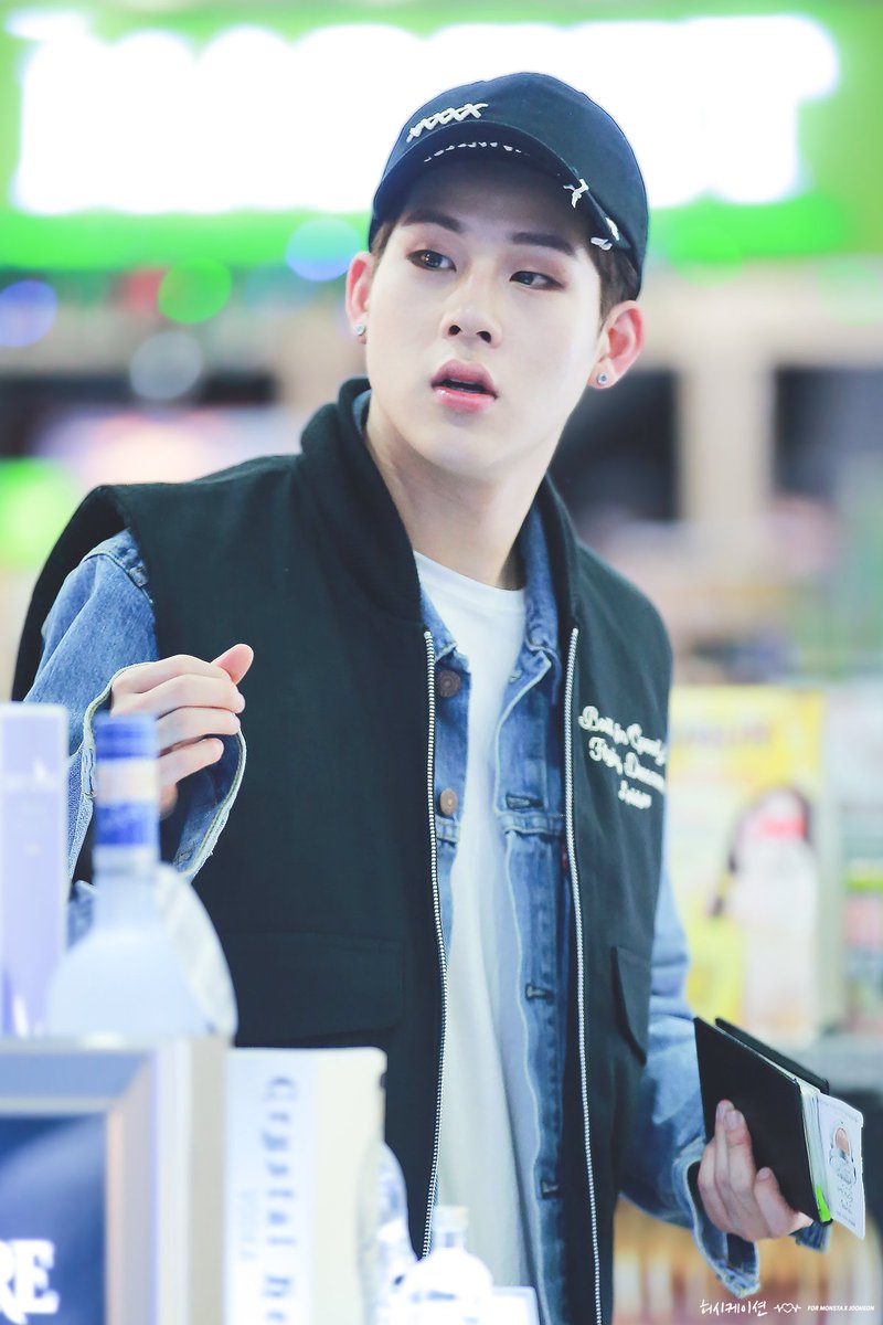 Hoxication1006's tweet photo. 161128 마닐라공항
#몬스타엑스 #주헌 #JOOHEON 
#GUILTY #더클랜 #파이터 
@OfficialMonstaX
https://t.co/56kwJS0Joy
https://t.co/xlK4T7ckmq https://t.co/UiwkkeMFbp
