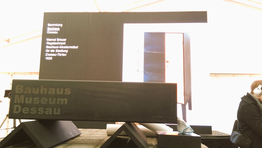 90 Jahre #Bauhaus Dessau: Grundsteinlegung des neuen #BauhausMuseumDessau, Direktorin Claudia Perren begrüßt die Gäste am Baufeld