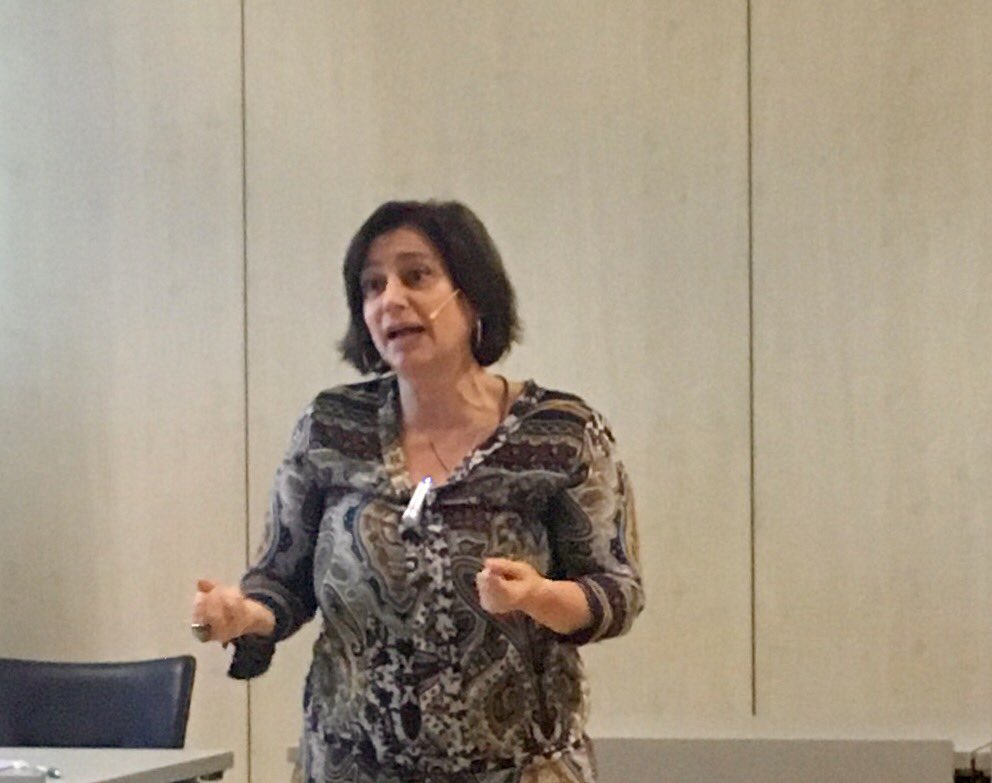 lauracano's tweet photo. Gemma Vila en el taller 'Tu y tu Aura' en @Magic_Fira #magic2016 https://t.co/gxJYyazfpg
