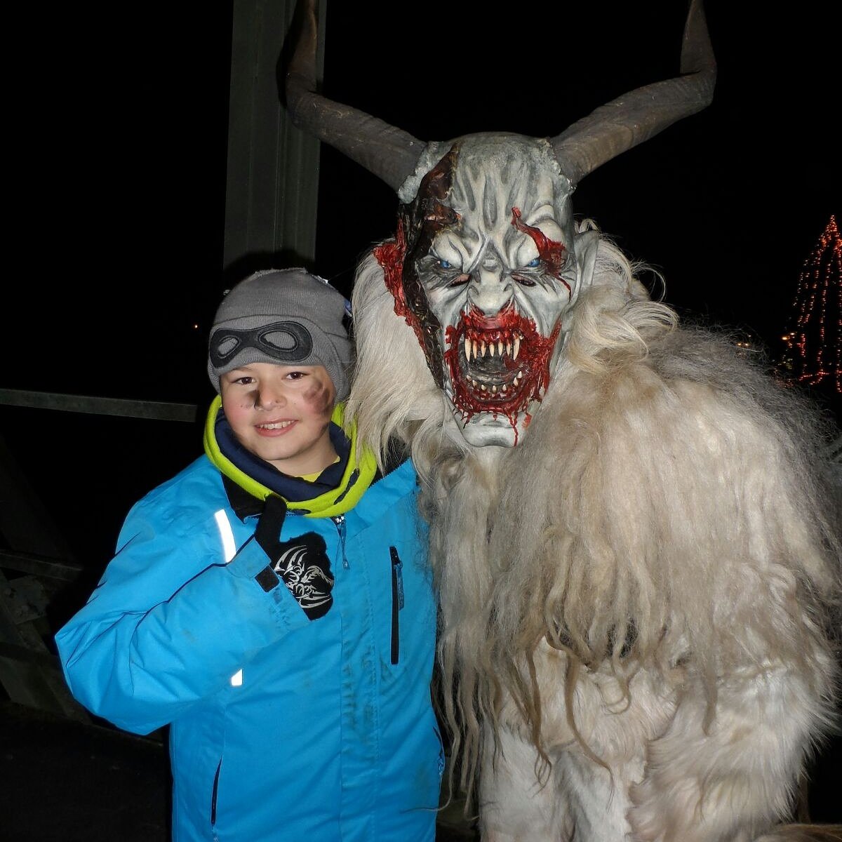 Creppercrafting's tweet photo. Ich und mein Krampus😂 https://t.co/0NQ9WOeEnK