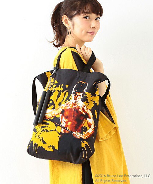 shoko55mmts's tweet photo. mmts ブルースリーコラボ！
公式ライセンスを結びついに実現��
バッグにはなんとヌンチャクがついているぞ！

https://t.co/gr4F1rQDMj https://t.co/F6KJgm77VN