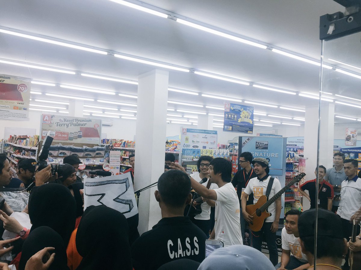 MusicaStudios's tweet image. Dengkul bergoyang tapi semangat masih membara @DMASIV titik 47/50 #DMASIV5150 @alfamidi_ku