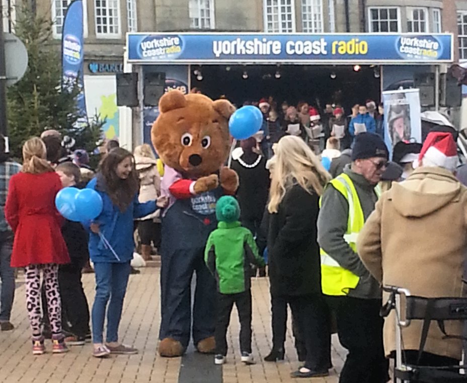shelaghfinlay's tweet photo. Getting busy in #Bridlington and look who I found #DJDex @YorksCoastRadio #ChristmasinBridlington https://t.co/FxUwNW0XPf