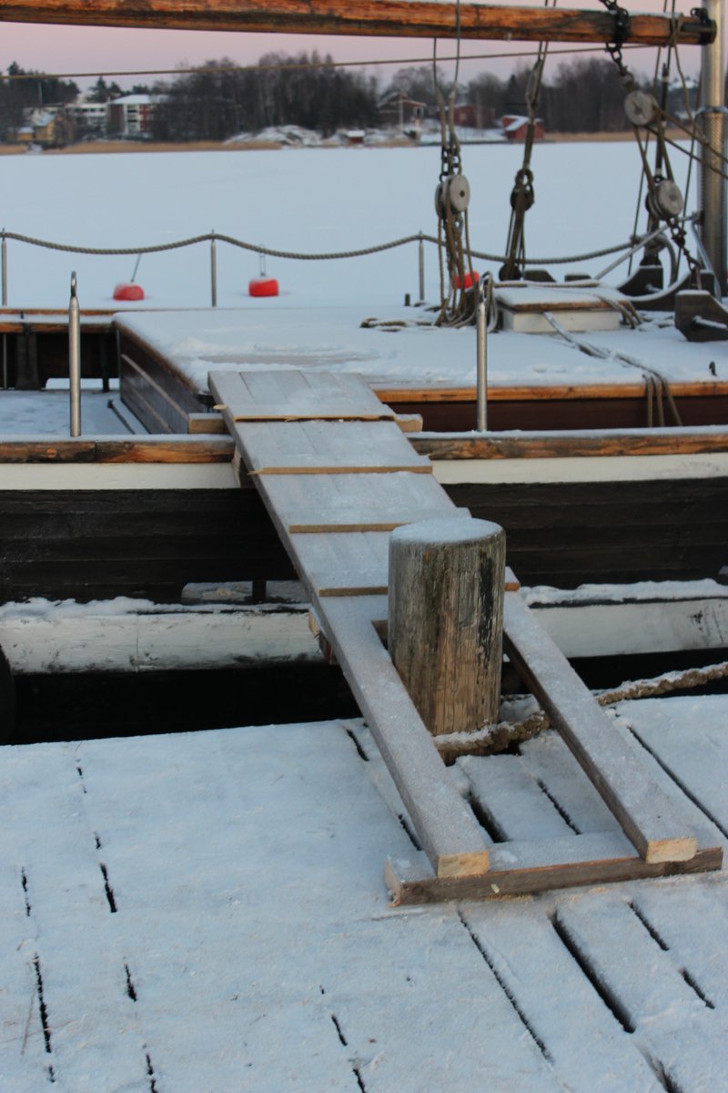 Kaljaasi_INGA's tweet photo. Tuli jäänsärkijätyö: #inga siirrettin ulos laiturista. Suomalsiata huppuosaamista #arctictechnology #alltingärlitebättreivästanfjärd https://t.co/2utJmUuoVd