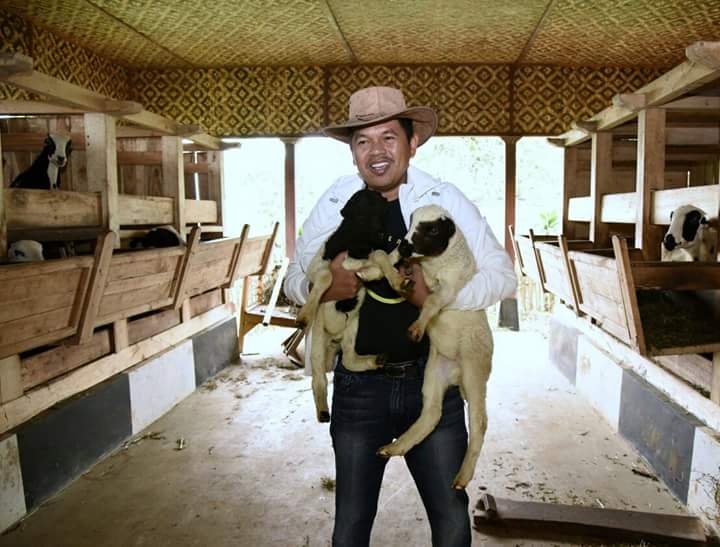 Jeans dan Laken itu di negeri asalnya Fashion 'cowboy'. Kalau di lembur mah budak angon.