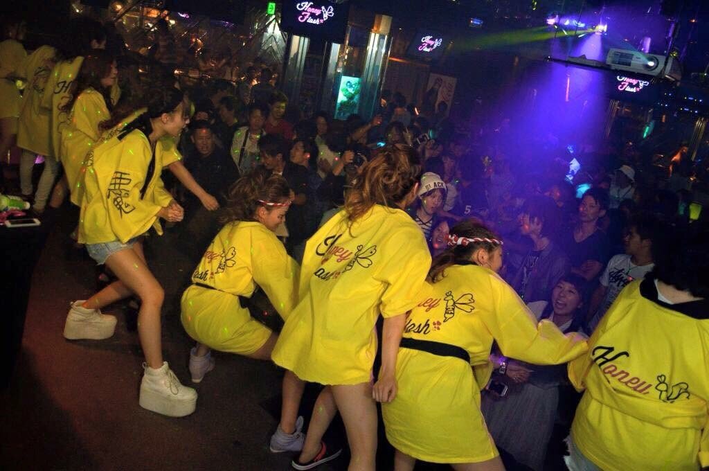 _____r_0620's tweet photo. Honny Flash🐝💗
昼▶▶サンタコス
夜▶▶はっぴ
でお待ちしております😌

みんなくるよね？ね？
興味あるひと、チケットほしい人DMかいいねおねしゃす💓 https://t.co/jLSizuDgzR