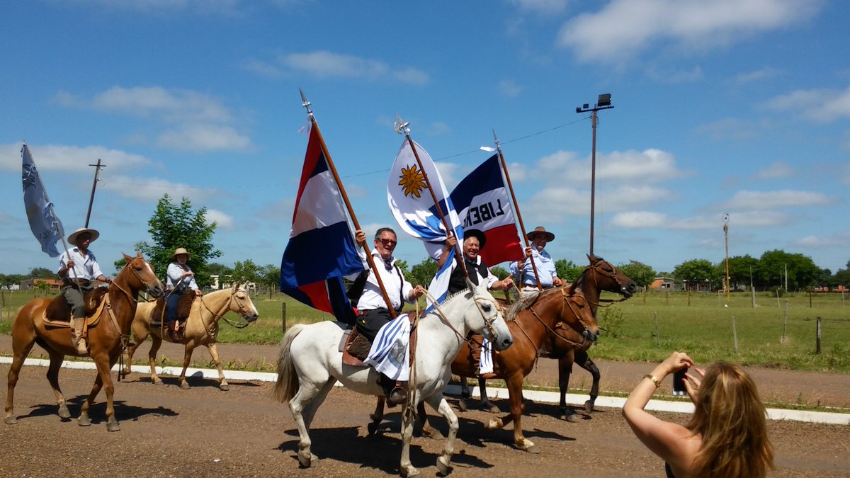 IntendenteCaram's tweet photo. Desfile en pueblo Baltasar Brum junto a Alcalde Martinicorena y @marioaya66  Viva la tradición y este pueblo querido https://t.co/qJcbgwEhKj