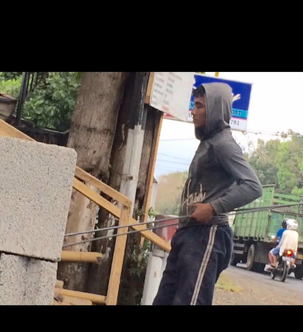 AhmadDurisalba2's tweet photo. @KuliLovers ada yg tau orang ini https://t.co/JPi1jdoUue