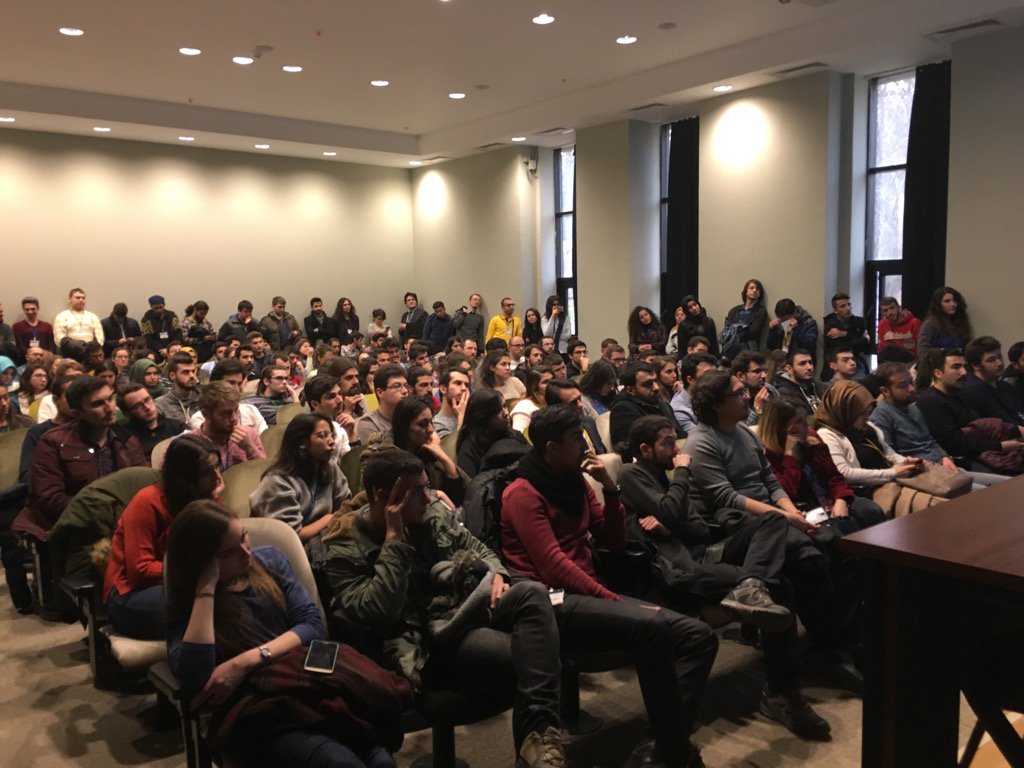 alikayhanx's tweet photo. Deep Learning, AI ve ML yine ilgiyi üzerine toplamış. #DFANK #DevFest #GDGAnkara https://t.co/cp9K90fj2m