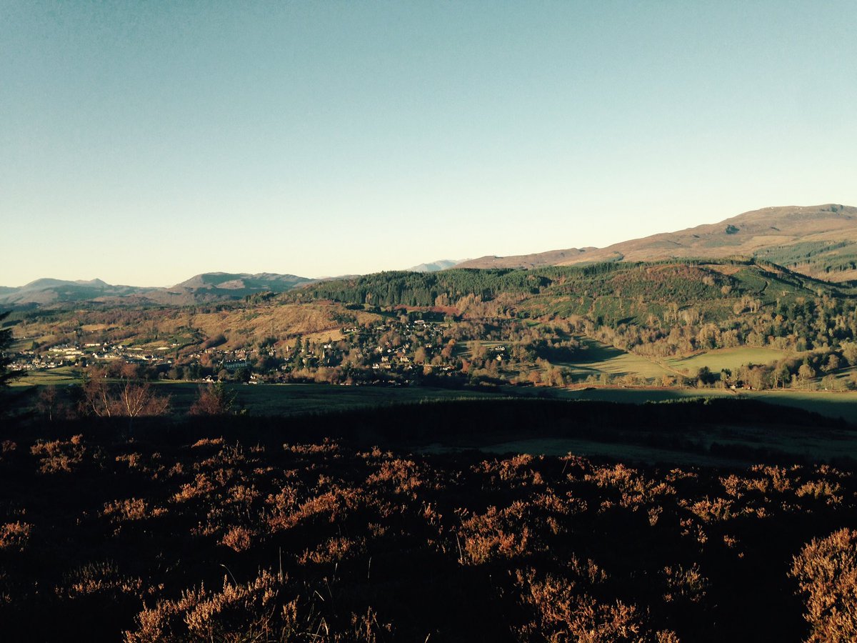 LauraEDonald's tweet photo. Lovely walk this morning up the cat's back! #sundaywalk #dogwalking #blindedbythelight https://t.co/QwdD9oqg52
