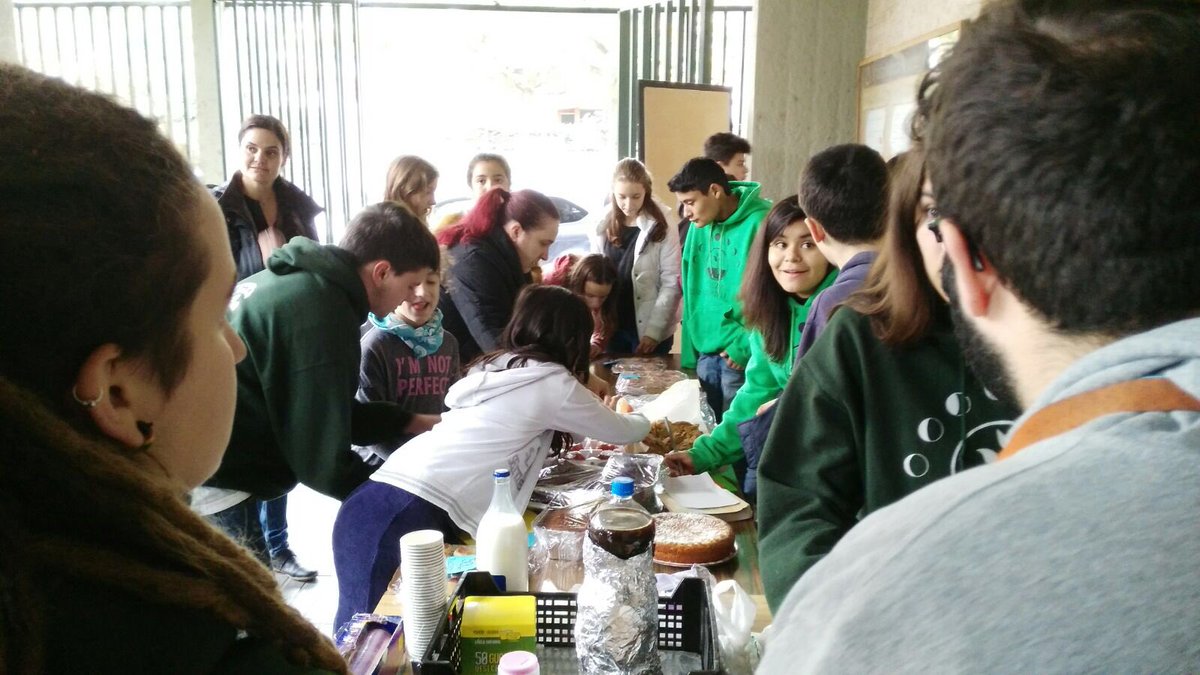 Avui hem estat venent pastissos per abaratir el preu dels campaments d'estiu! Us deixem unes quantes fotografies! Ens ho hem passat genial!