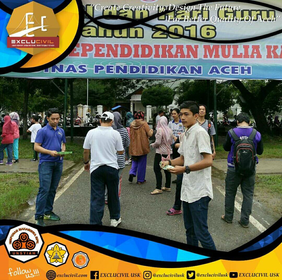 Tim panitia Fun Bike sedang membagikan Brosur Di lapangan Blang Padang, minggu pagi