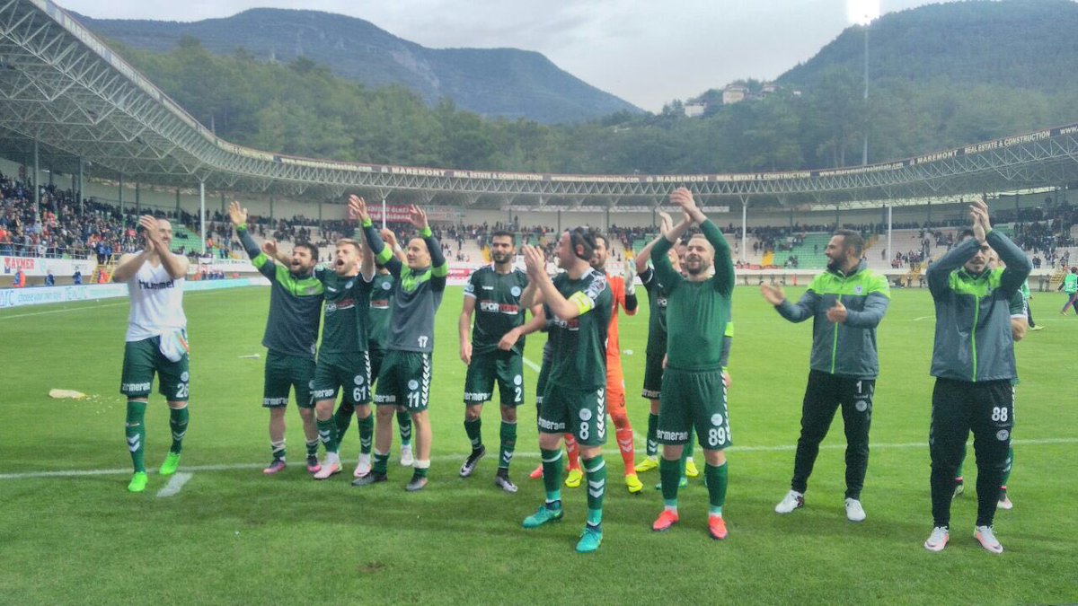 konyaspor's tweet photo. Takımımız 3-2'lik Alanyaspor galibiyetinin sevincini taraftarlarımızla birlikte işte böyle yaşadı! #AtikerKonyaspor #AnadolununHükümdarı https://t.co/yximdvLKGr