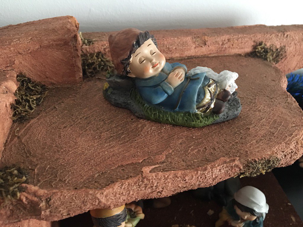 MedicinaJoven's tweet photo. Mi personaje favorito del Belén, el "saliente de guardia" https://t.co/aB8t8dmCZz