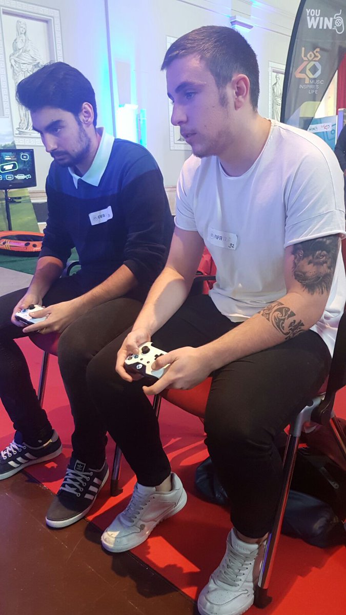 YouWin40's tweet photo. Una final muy seria la que se está jugando de #FIFA17 en #YouWinMallorca ⚽😂 https://t.co/zSPabHVTXs