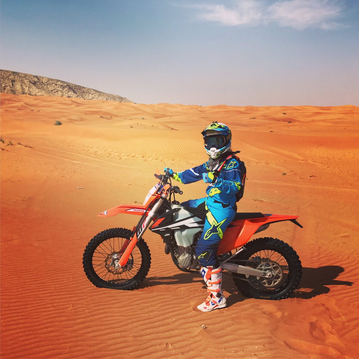 jenld182's tweet photo. Seriously EPIC day 😬 thanks so much @BigRedDxbTours & @sam22smithy 🇦🇪 #450excf #ktm #mx @SidiSportsUK @shoeihelmetsuk #desert #dubai #dunes https://t.co/CShxfpMiUw