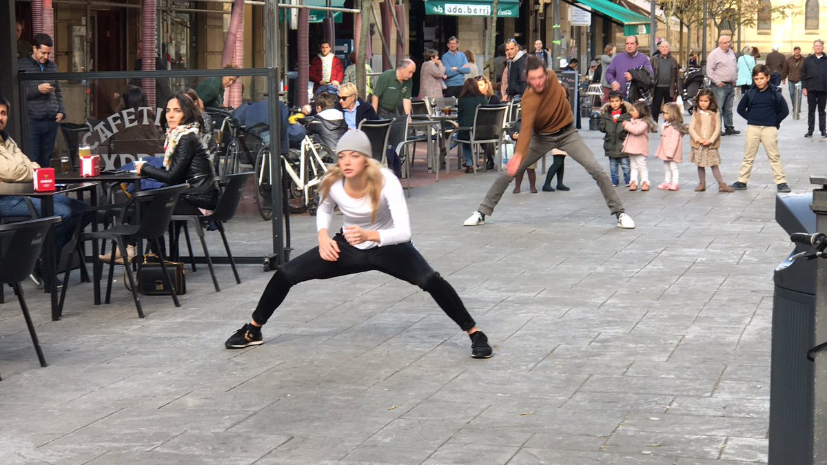 Hoy y mañana a las 19.00, nueva actuación de <a href="/dantzaz/">Dantzaz Konpainia</a> en #ElKolmado. 
#CulturaDePrimeraNecesidad  #PremiaBizikoKultura