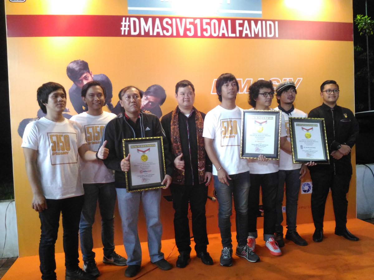 alfamidi_ku's tweet image. Selamat untuk @DMASIV , atas Rekor MURI yg telah dibuat, perform di 50 Alfamidi dalam waktu kurang dr 24 jam. #DMASIV5150ALFAMIDI