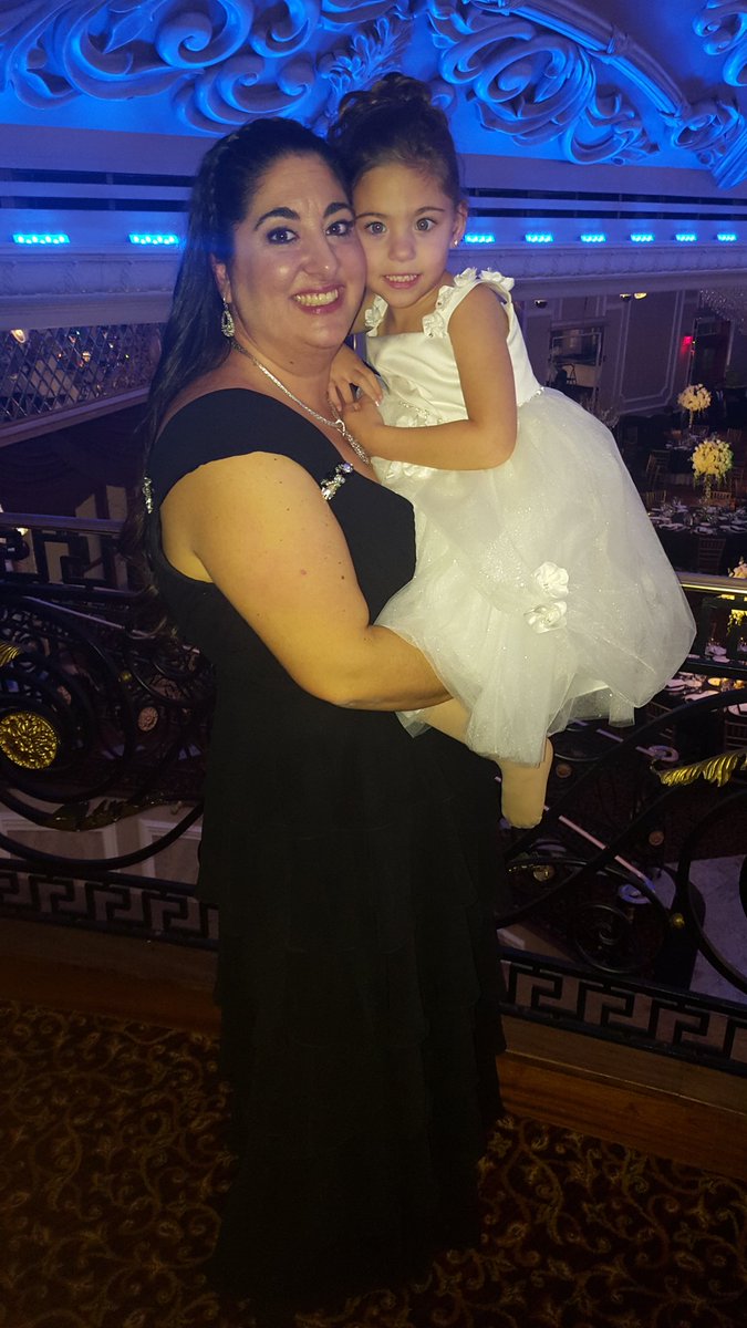 LoveMy3K's tweet photo. @LukeBryanOnline she wants 2 make sure Tate knows she DIDN'T get married #PintoToPanik what an amazing wedding she danced all night my girl https://t.co/PfA7FGPbAZ