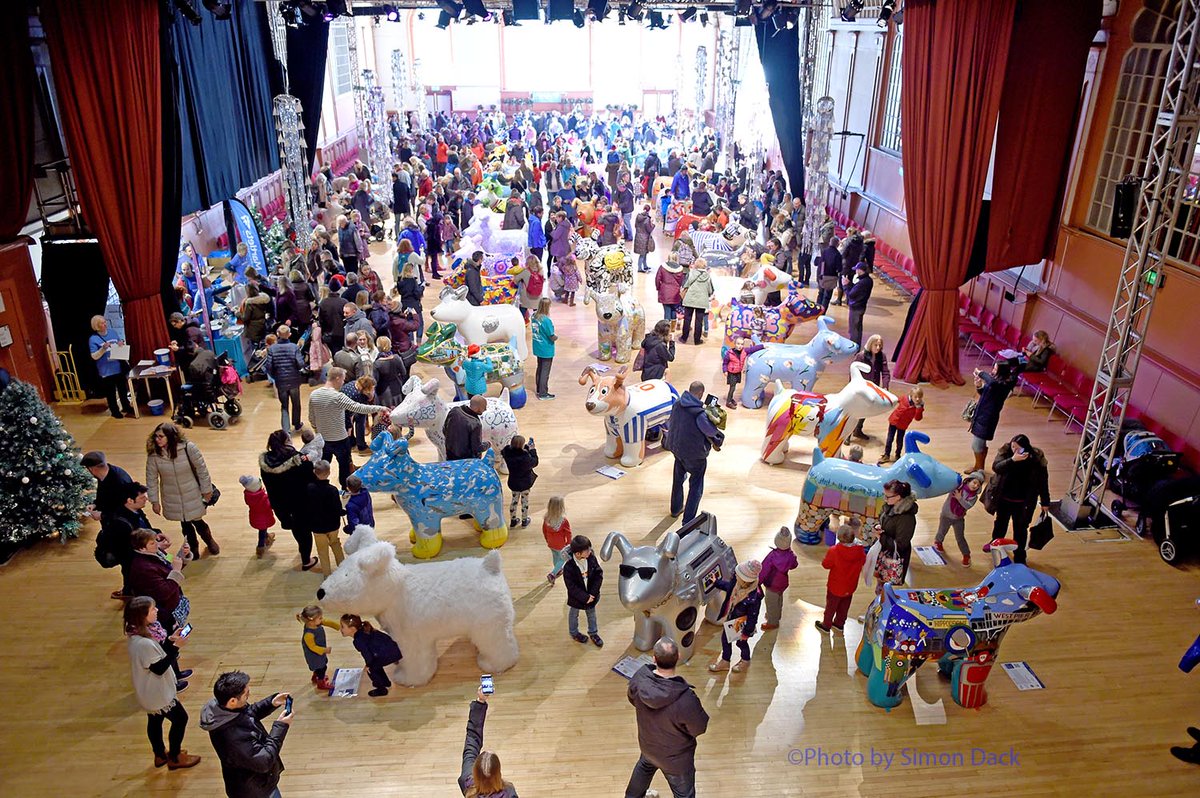 simondackpix's tweet photo. The Snowdogs gather before being auctioned off on Tuesday @SnowdogsBTS @Vervate @Argus_FloraT @MissEm_Martlets @martletshospice #Brighton https://t.co/oqUij8sy0E
