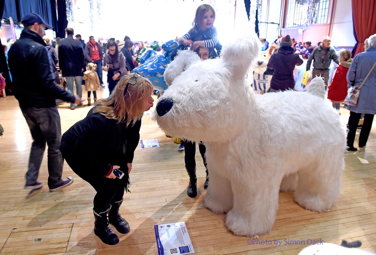 simondackpix's tweet photo. The Snowdogs gather before being auctioned off on Tuesday @SnowdogsBTS @Vervate @Argus_FloraT @MissEm_Martlets @martletshospice #Brighton https://t.co/oqUij8sy0E