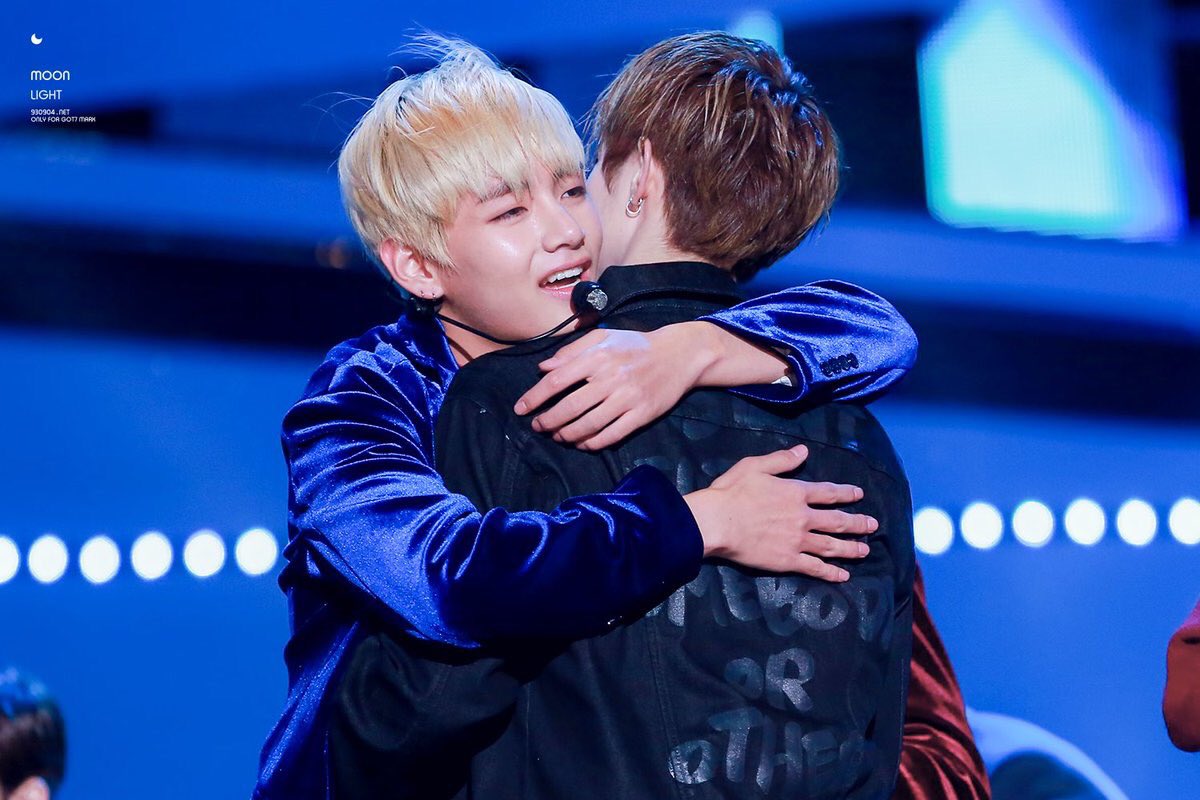 benzbam1A's tweet image. นอกจากจะมี #คยอมกุก เป็นเรือผีสำหรับเราแล้ว ยังมี #MarkV #VMark เป็นเรือโคตรผีอีกด้วย หื้ออไปสนิทกันตอนไหนไม่รู้ รู้แต่ว่าวีกอดพี่เขาตลอดเลย